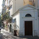 Sulla piazzetta sorge la Madonna dell'Arco, una piccola chiesetta bianca sconsacrata attuale sede di un'associazione contro la violenza